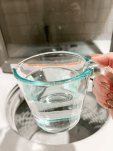 Descaling automatic pour-over coffee maker with vinegar