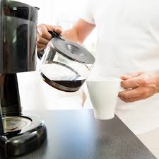 Descaling a standard drip coffee maker with vinegar solution